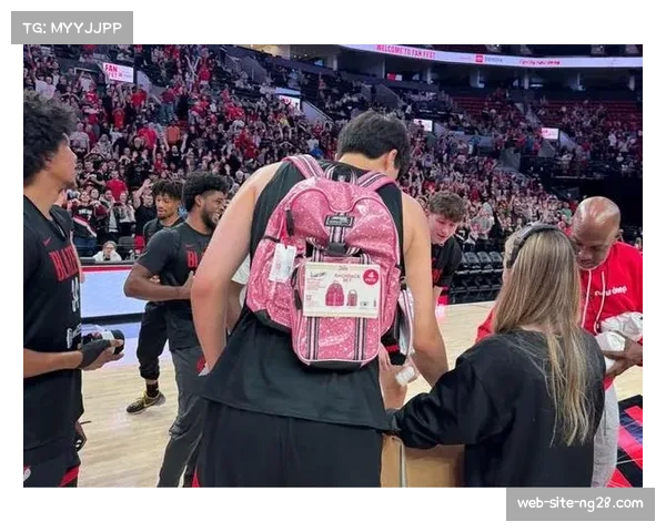 杨瀚森赛前入场照曝光 依旧背着粉色小书包成为焦点引关注