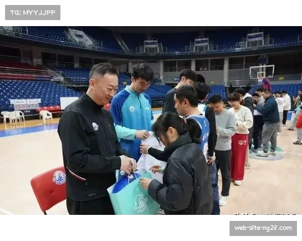 克劳福德高效吃饼特点明显，青岛主帅刘维伟肯定其防守积极性